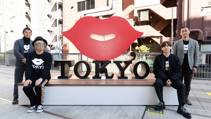 KISS, TOKYOロゴのベンチオブジェ