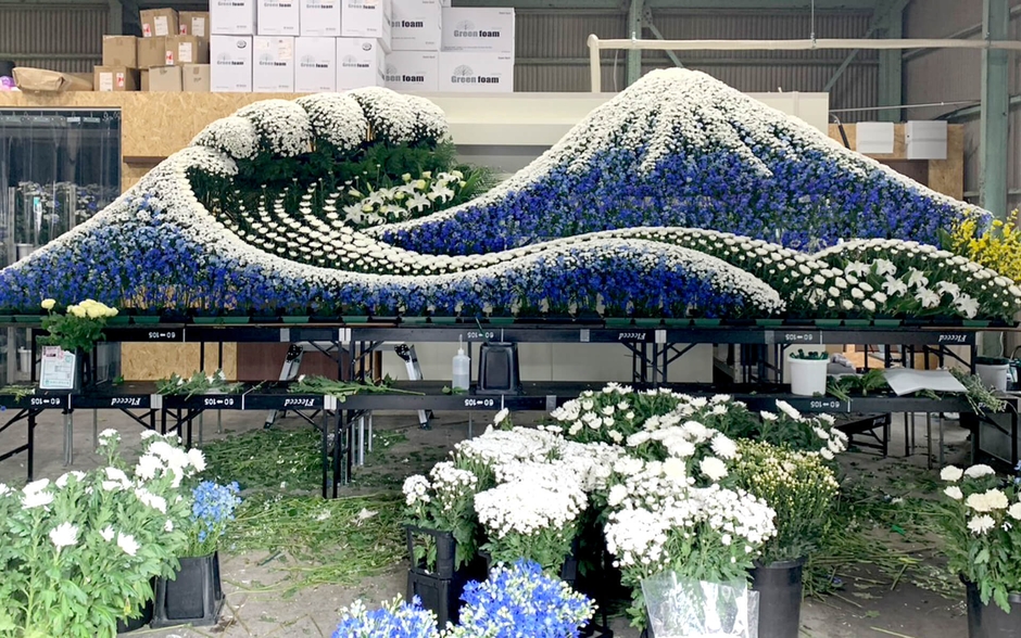 故人が好きだった富士山と海の風景を花で表現した祭壇