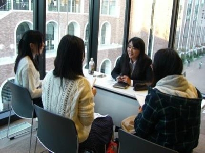 後輩達に自身の体験を話す内定者（昨年度の様子）