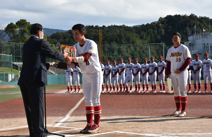 優勝トロフィーを受け取る中村昂央主将（中）と野口泰司選手