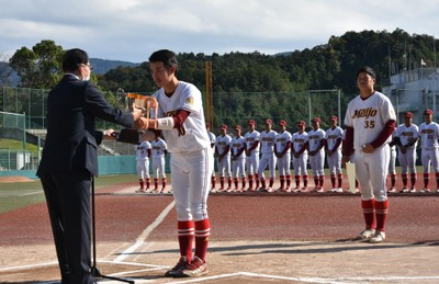 優勝トロフィーを受け取る中村昂央主将(中)と野口泰司選手