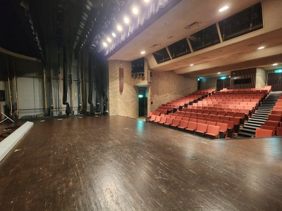 店舗の看板を背負った15組が立つステージ 池田市民文化会館 アゼリアホール（小ホール）舞台からの眺め