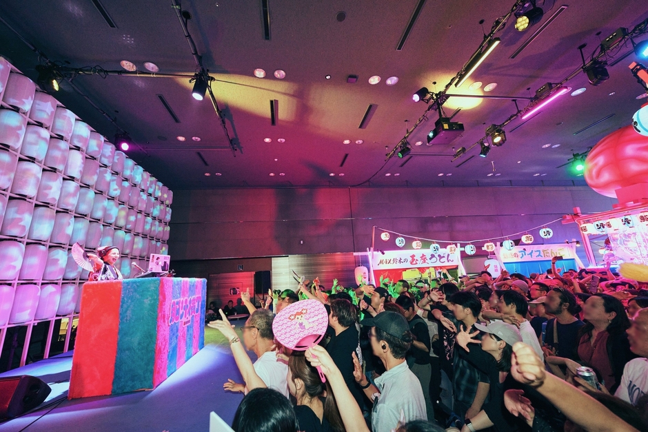 「提灯マッピングステージ」は熱気と歓声であふれ、来場者の脳汁度は最高潮に