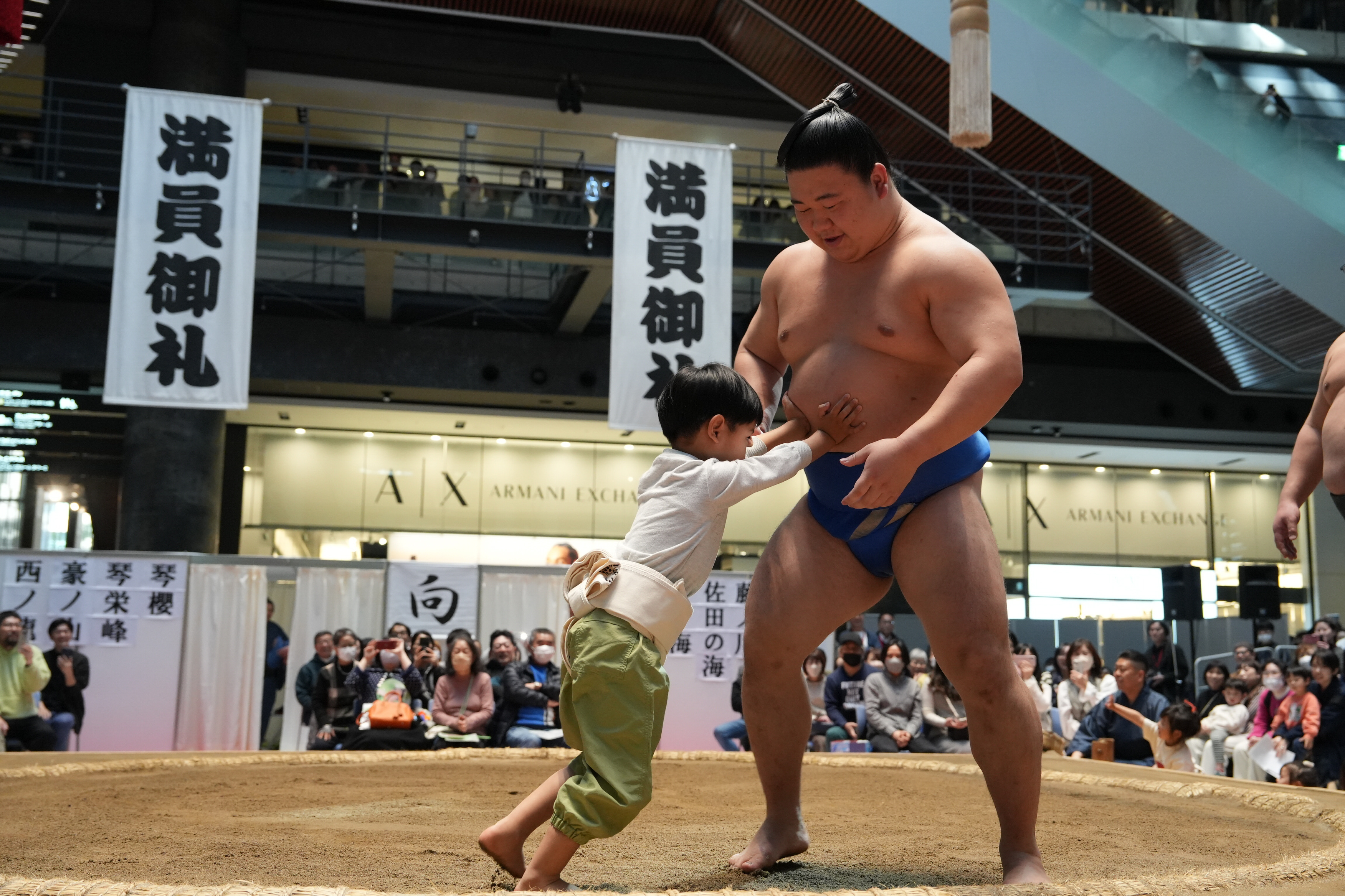 力士に立ち向かう子どもたち