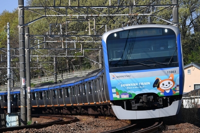 九代目 そうにゃんの笑顔やかわいらしい表情のイラストをラッピングし、お客さまに明るい気持ちや癒しの気持ちを持ってもらえるようラッピング