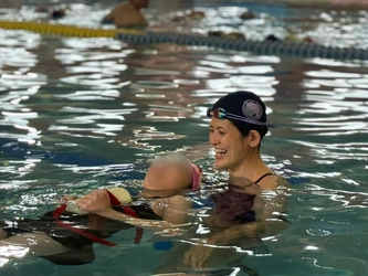 着衣泳に加え、水着着用時の水難事故にも備える サギヌマスイミングクラブ、小学校2校で水上安全授業を実施