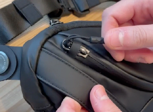 これは背後や死角から第三者によりファスナーを空けられることを防ぎます。