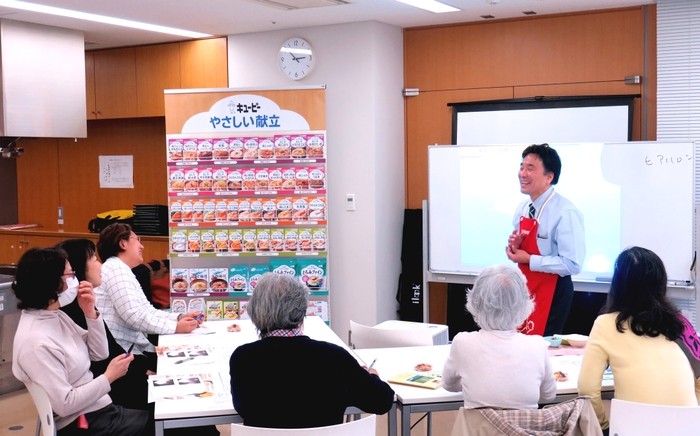 介護事業所で行われた勉強会の様子 (2018年3月撮影)