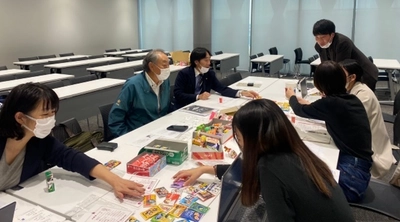 近大生が若者の駄菓子離れを食い止める！　駄菓子でつくった衣装のファッションショーで商品をPR