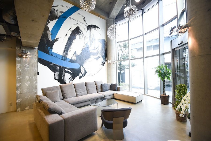 壁面のイラストが印象的なエントランス