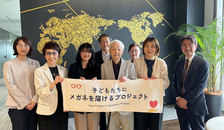 (写真左前より)株式会社メガネの相沢 榊原枝里子様、株式会社メガネの相沢 代表取締役社長 相澤久美子様、NPO法人STORIA代表理事 佐々木綾子様、守屋洋様、 特定非営利活動法人ウィメンズアイ理事 栗林美知子様、株式会社パリミキホールディングス 代表取締役会長 多根幹雄、 (後ろ) 合同会社TAO守屋淳様、合同会社TAO守屋まゆみ様