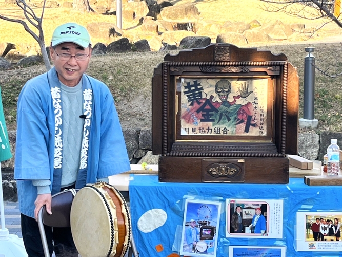 紙芝居師の親子が繋ぐ「黄金バット」