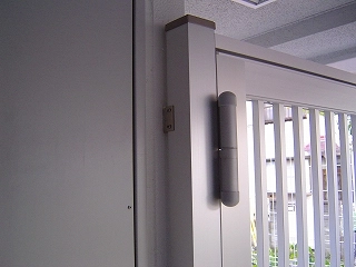 【納入事例レポート】あ、ここにも杉田エース！Vol.84閑静な住宅地として人気の街、大田区雪谷の新築賃貸マンション用門扉をオーダーで制作し納品しました。デザインから取り付けまで一括で行なえたことが成約のポイントでした。