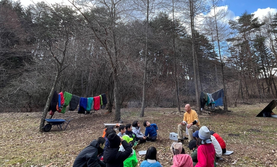 ブッシュクラフトキャンプを基盤に、体験と内省の循環で学びを体質化する年間プログラム