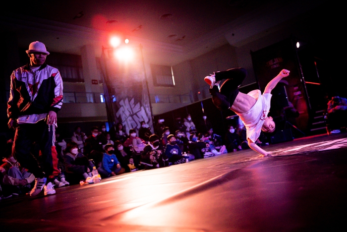 大会最年長 KAZUHIRO(左) VS 大会最年少 WATO(右) (C)harugraphics