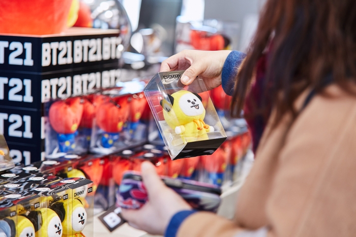 LINE FRIENDS STORE 原宿 BT21グッズを手に取る様子