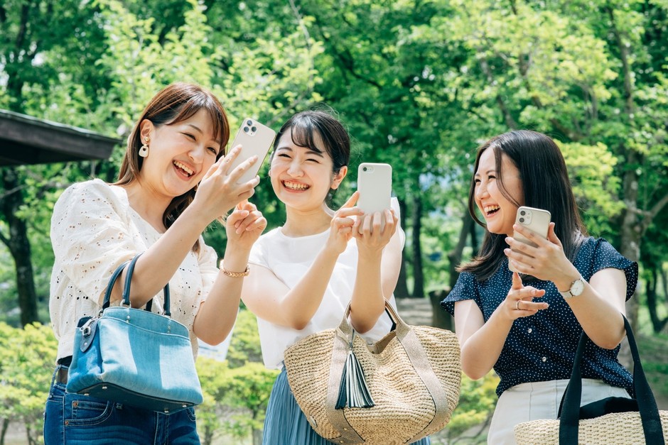 街中でイベントを楽しむ参加者のイメージ