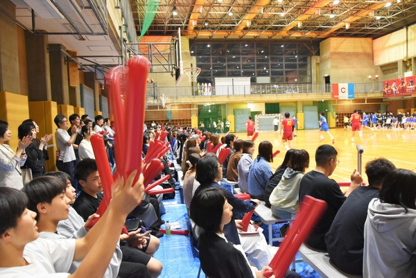 ゴールが決まり声援を送る観客