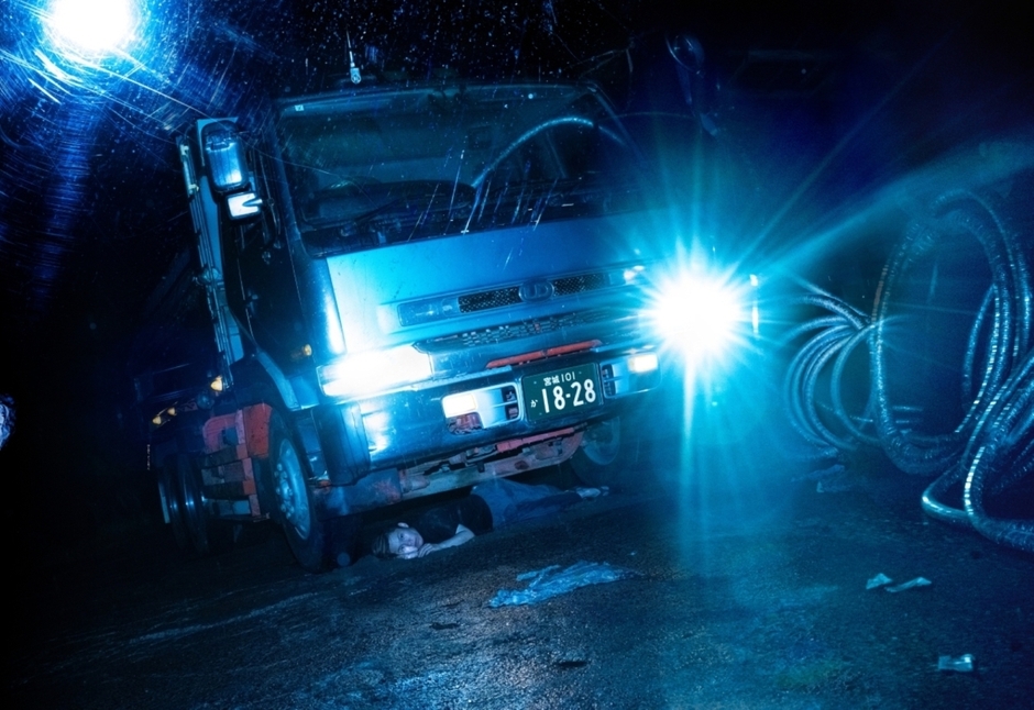 志賀理江子作品　「なぬもかぬも」(写真絵巻からの抜粋)　2025年