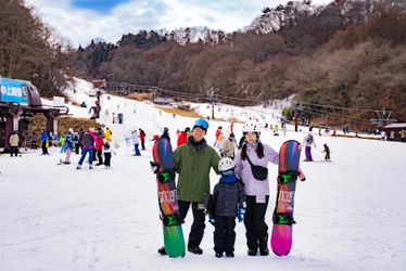 佐久スキーガーデン パラダ、キッズランド利用者5,000人突破　 三連休は“遠出しない雪あそび” 1月12日「スキーの日」にお菓子まきイベントを実施