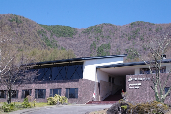 ID学園高等学校 本校外観