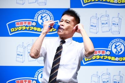 張り込み現場を再現する柳沢慎吾さん