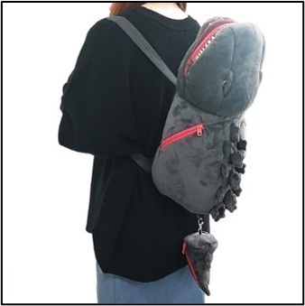 ▲プレミアムチケットでもらえる限定グッズ「ゴジラ背負いリュック」