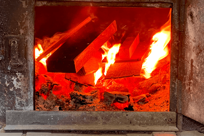 建築廃材を薪として焚き上げる