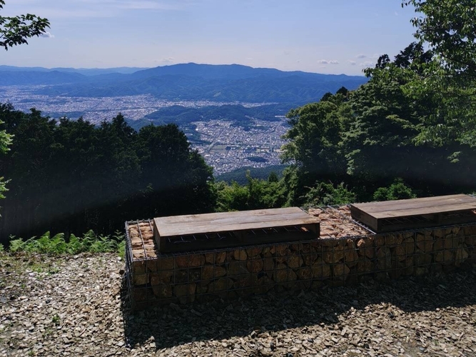 腰掛けて景色を楽しめるガビオン