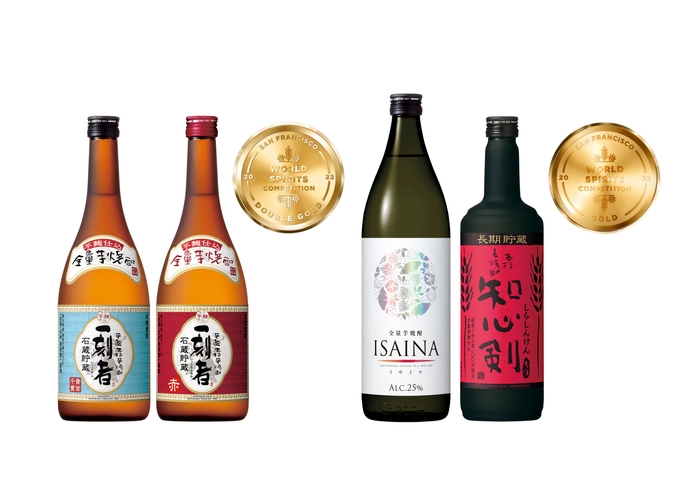 左から、特別金賞を受賞した全量芋焼酎「一刻者」と全量芋焼酎「一刻者」<赤>、金賞を受賞した全量芋焼酎「ISAINA」と本格麦焼酎「知心剣」