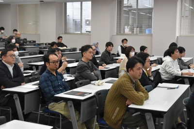 熱心に話に聴き入る参加者