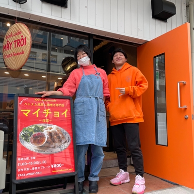 店主とベトナムの友人　