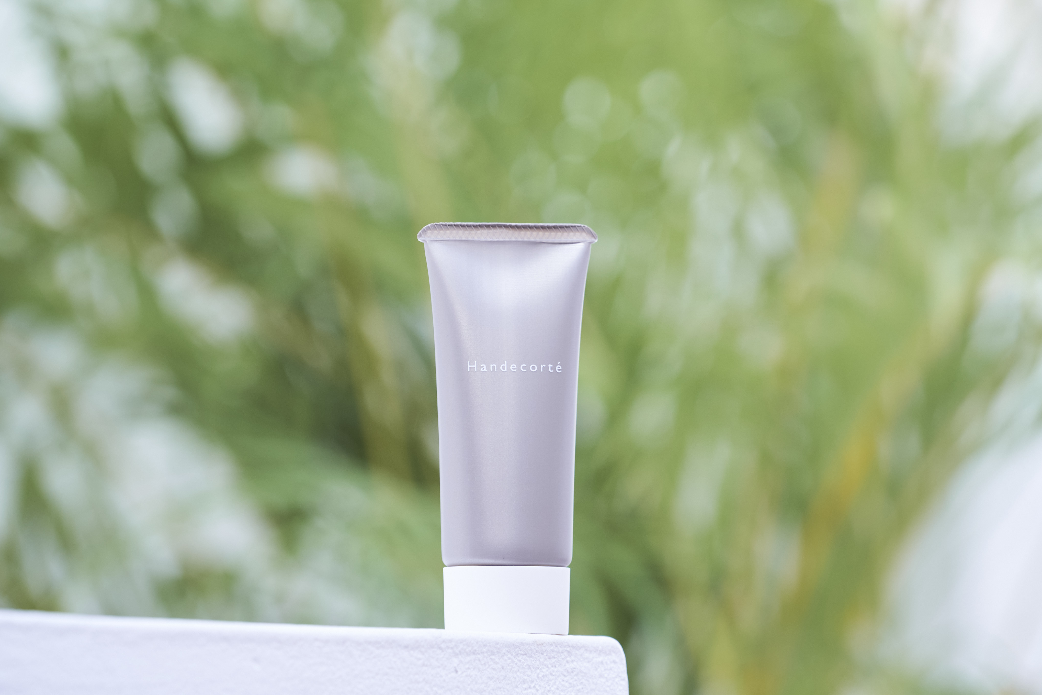 年齢を重ねると気になる手と首に。独自開発の機能性ヒアルロン酸を3種配合。“手”と“首”のためのケア商品「キユートピア ハンデコルテ」を新発売