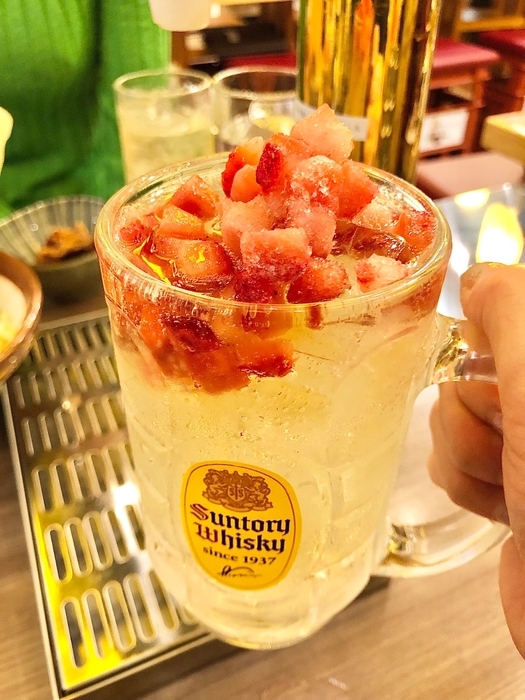 イチゴやマンゴーの冷凍フルーツのトッピングで味変も楽しめる