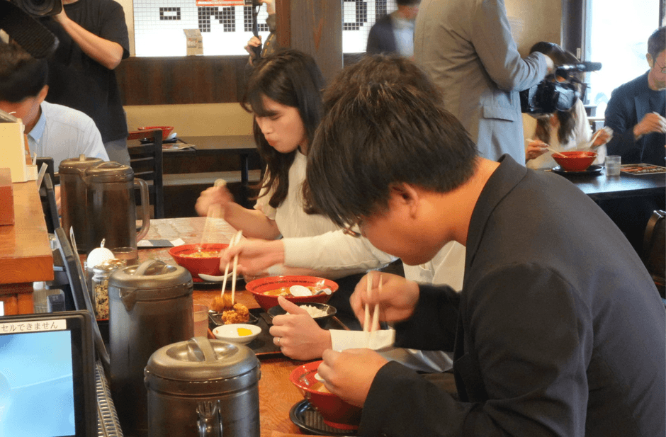 塩分オフセット麺を注文し、ラーメンを食べている来店者の様子