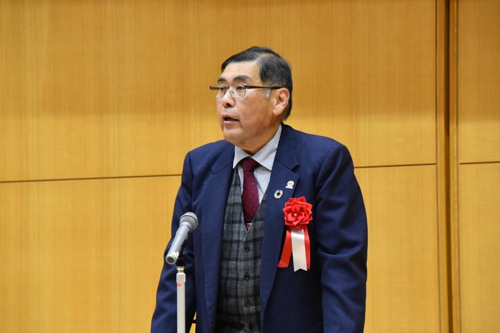 あいさつする小原学長