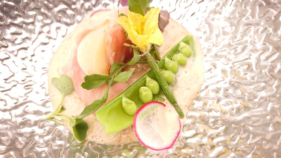 牛肉の桃包み 胡麻クリームがけ