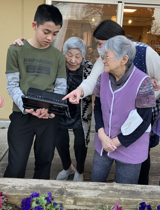 グループホーム入居者と児童がふれあう様子