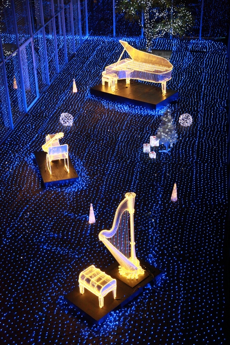 中庭の楽器のオブジェ