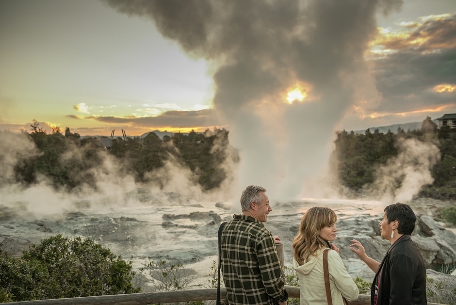最大30メートルもの高さまで噴き上げるロトルア(テ・プイア)のポフツ間欠泉