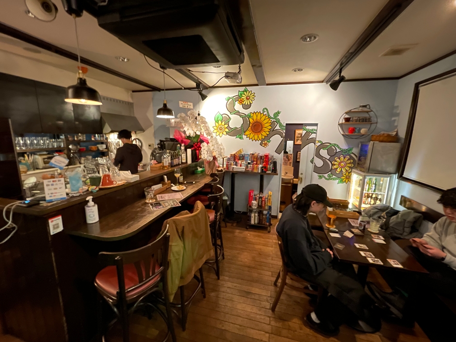 カウンターゾーン(左)と相席テーブルゾーン(右)