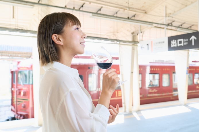 しなの鉄道小諸駅ナカで、人気の地ワインが楽しめる