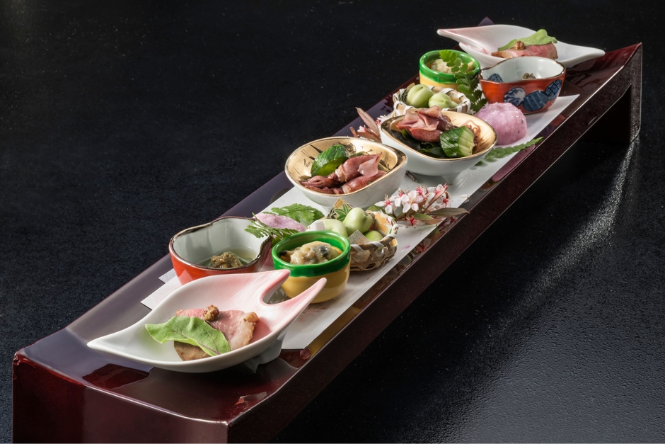 【夕食・春‐初夏】そら豆やホタルイカなど季節の食材が並ぶ前菜　[一例]