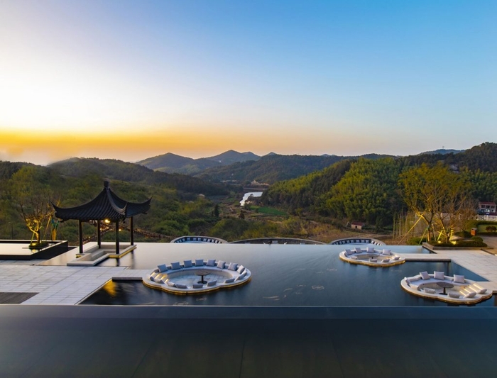 水鏡が美しい「養雲池」