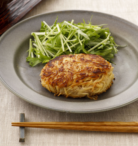「鶏みそ和風ハンバーグ」：麺を混ぜ込んだたねは、焼いても固くならずふんわり柔らかい食感に仕上がります。