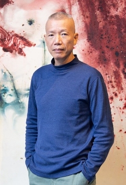 Guo-Qiang Cai in front of his work Color Gunpowder Drawing for City of Flowers in the Sky: Daytime Explosion Event for Florence, Uffizi Galleries, 2018. Photo by Yvonne Zhao, courtesy Cai Studio
