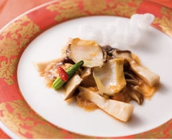 鮑と茸のX.O.醤炒め 龍仕立て