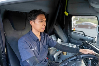 特定技能長崎県波佐見町初！株式会社新栄の社員として活躍する 外国人 大型トラックドライバー誕生　 評価試験に合格し、入社したばかりの新戦力