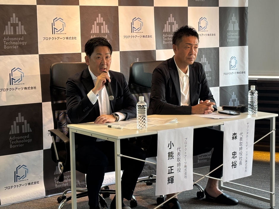 システムの特徴や意義を述べる小熊 正輝代表取締役(左)と親会社のヤブシタホールディングス株式会社の森 忠裕代表取締役社長