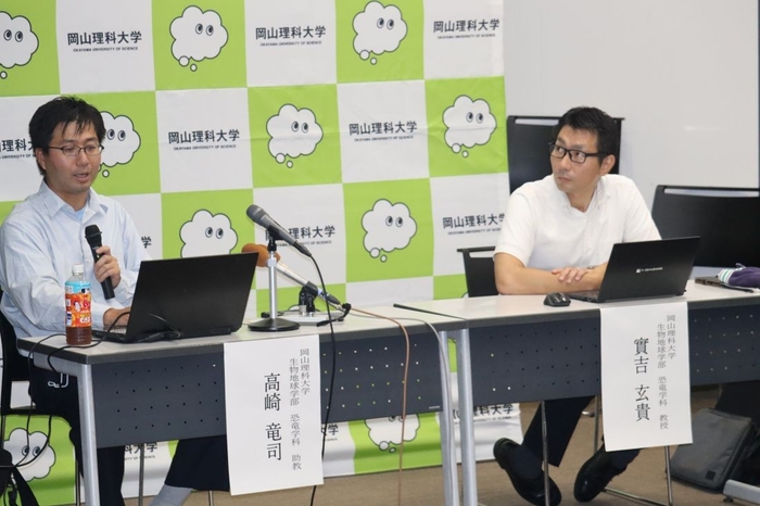 会見する高崎助教(左)と實吉玄貴・恐竜学科教授(右)